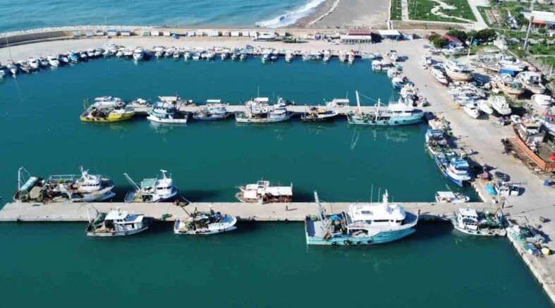 FIRTINALI AKDENİZ, BALIKÇILARI BARINAĞA HAPSETTİ TÜRKİYE’NİN ÖNEMLİ LİMAN KENTLERİNDEN MERSİN’DE BALIKÇILIK SEZONUNUN SONUNA GELİNİRKEN, AKDENİZ’DE ETKİLİ OLAN FIRTINALAR TEKNELERİN AÇILMASINA İZİN VERMEDİ