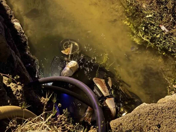 OTOMOBİLİN ÇARPTIĞI ELEKTRİKLİ BİSİKLET KANALA DÜŞTÜ: 1 ÖLÜ, 1 YARALI