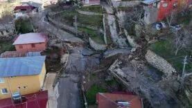 MERSİN'DEKİ HEYELAN BÖLGESİ HAVADAN GÖRÜNTÜLENDİ 25'İ AĞIR HASARLI 100 HANENİN ZARAR GÖRDÜĞÜ BÖLGEDEKİ HASAR TESPİT ÇALIŞMALARI SÜRERKEN, MEZİTLİ BELEDİYE BAŞKANI AHMET SERKAN TUNCER BÖLGEDE İNCELEMELERDE BULUNDU