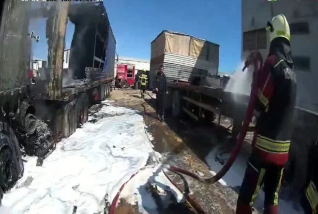 Yangında tırlar hurdaya döndü