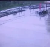 DİYARBAKIR'DA TRAFİK KAZASI GÜVENLİK KAMERASINA YANSIDI