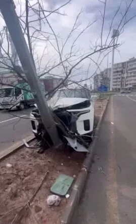DİYARBAKIR'DA OTOMOBİL REFÜJE ÇIKIP DİREĞE ÇARPTI: 1 YARALI