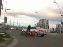 MOTOSİKLETİN OTOMOBİLLE ÇARPIŞMA ANI KAMERADA