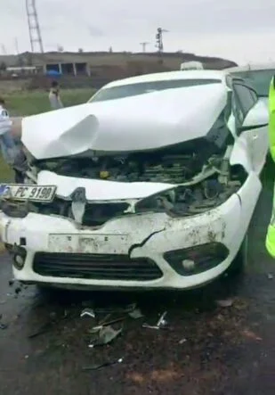DİYARBAKIR'DA CENAZE KONVOYUNDA KAZA: 4 YARALI