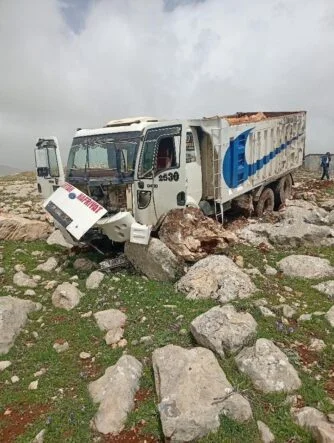 DİYARBAKIR'DA FRENİ BOŞAN HAFRİYAT KAMYONU TAŞLARA ÇARPTI: 1 YARALI