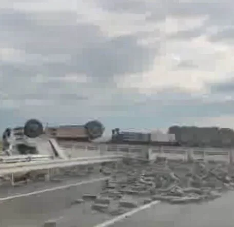 DİYARBAKIR’DA BRİKET YÜKLÜ TIR YAN YATTI: 1 YARALI