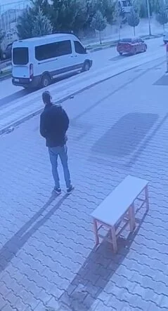 Diyarbakır’da 2 öğrencinin yaralandığı kaza anı güvenlik kameralarına yansıdı