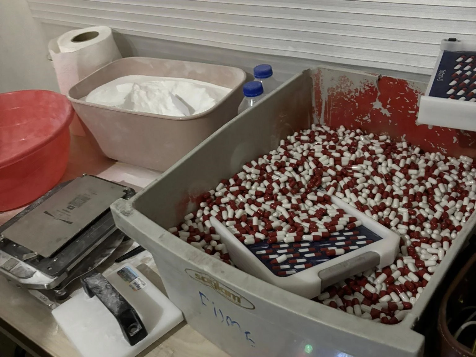 Korsan ilaç fabrikası kurmuşlar