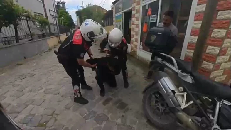 Boğazına şeker kaçan motorcuyu, polis Heimlich manevrasıyla kurtardı