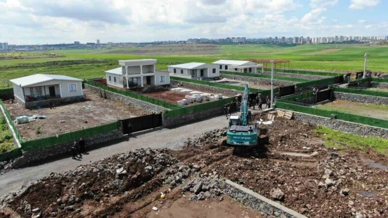 DİYARBAKIR'DA KAYMAKAMLIK KAÇAK YAPILARI TEK TEK YIKTI
