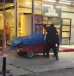 DİYARBAKIR'DA ÇEVREDEKİLERİ RAHATSIZ EDEN ŞAHIS KAMERADA