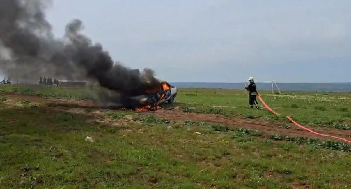 Gaz kaçağı bulunan otomobil alevlere teslim oldu