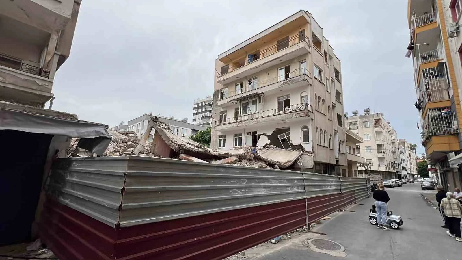 Yıkımda zarar gören binanın sakinleri: “Müteahhide ulaşamıyoruz”