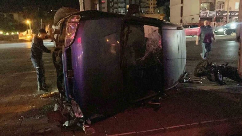 MOTOSİKLETLE ÇARPIŞAN HAFİF TİCARİ ARAÇ DEVRİLDİ: 3 YARALI