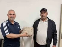 EMEKLİ POLİS BULDUĞU İÇİNDE 250 BİN TL'LİK DÖVİZ OLAN ÇANTAYI SAHİBİNE TESLİM ETTİ