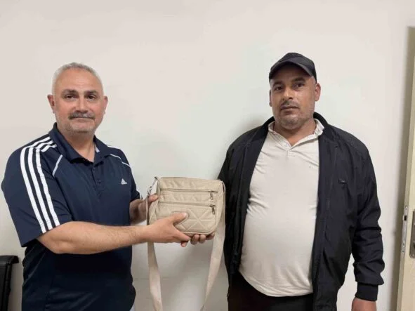 EMEKLİ POLİS BULDUĞU İÇİNDE 250 BİN TL'LİK DÖVİZ OLAN ÇANTAYI SAHİBİNE TESLİM ETTİ