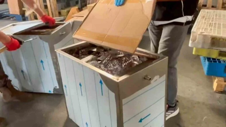 METAL KOLİLERDEN BİNLERCE SENTETİK HAP ÇIKTI: 2 KİŞİ TUTUKLANDI POLİSİN İŞ YERİNDE YAPTIĞI ARAMADA 111 BİN 700 SENTETİK HAP ELE GEÇİRİLDİ