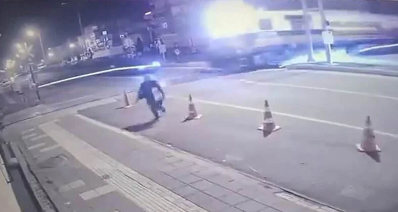 Otomobil tren ile çarpıştı