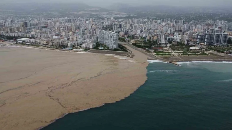 YAYLALARDAKİ SEL DERELERİ COŞTURDU, AKDENİZ'İ KAHVERENGİYE BÜRÜDÜ