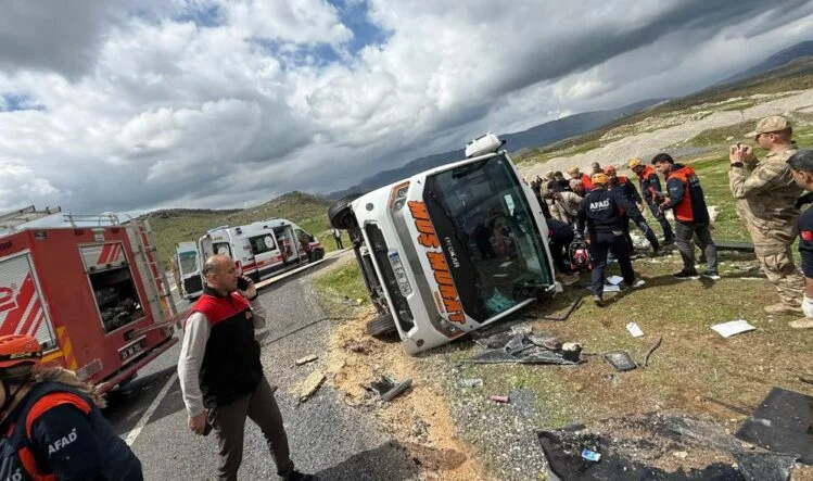 Diyarbakır’da yolcu otobüsü devrildi: 1 ölü, 13 yaralı