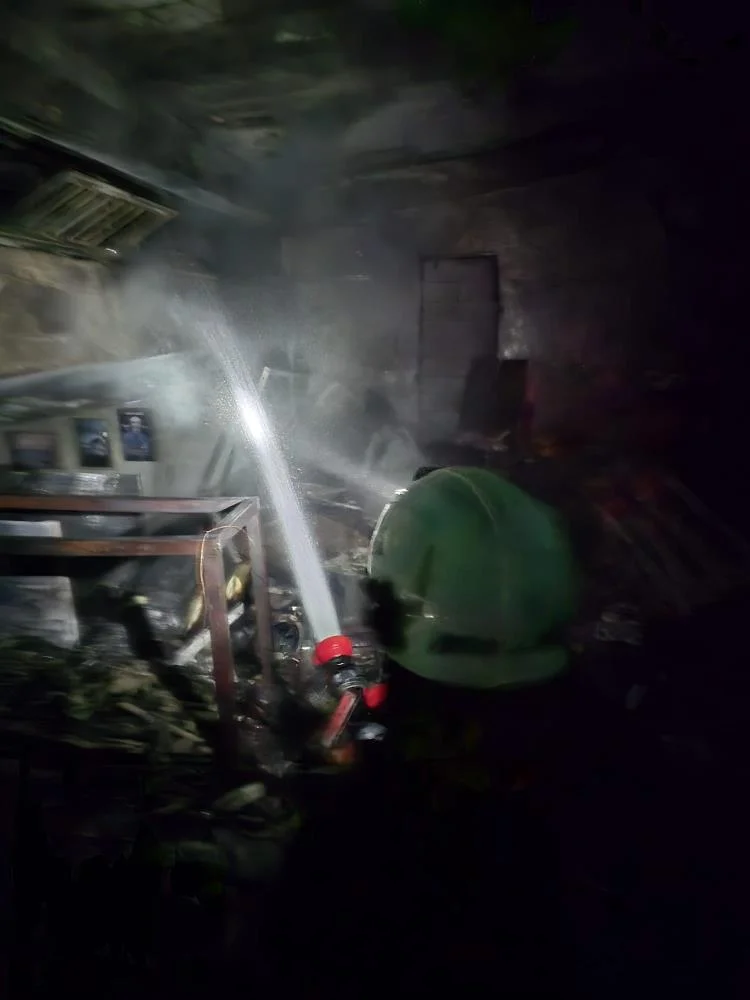 Cam balkon üretimi yapılan iş yerinde yangın