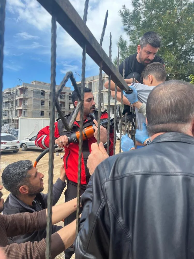 Demir korkuluk, küçük çocuğun koluna saplandı