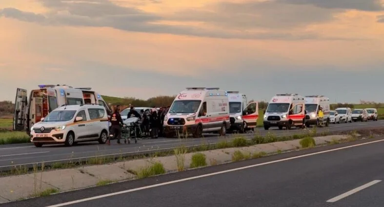 Faciadan dönüldü: Takla atan araçtaki 10 kişi yaralandı