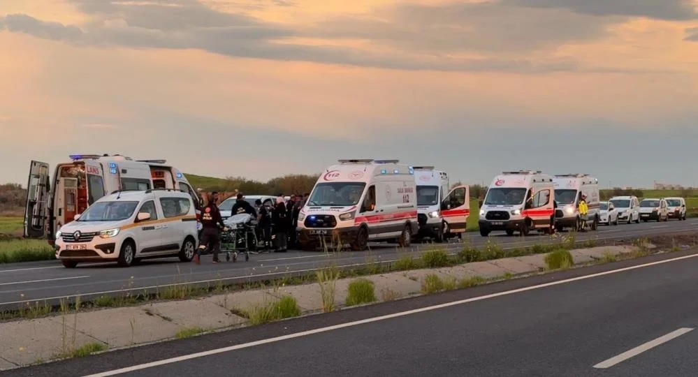 Faciadan dönüldü: Takla atan araçtaki 10 kişi yaralandı