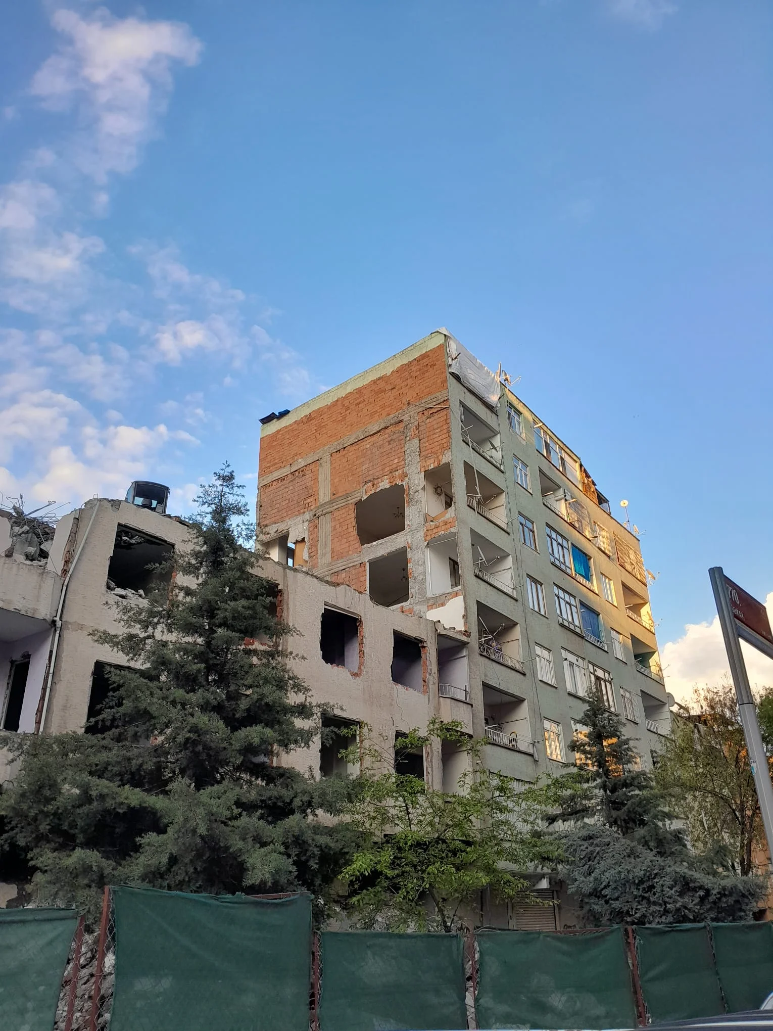 Diyarbakır’da hasarlı bina yıkılıyor, sağlam bina çöküyor: Bağlar’da facia geliyorum diyor!