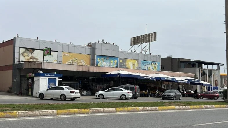 AT ETİ SKANDALINA ADI KARIŞAN TOROS GIDANIN SATIŞ ONAY BELGESİNİN OLMADIĞI ORTAYA ÇIKTI MERSİN'DE HALEN 3 AYRI NOKTADA TOROS MARKET ADIYLA MARKET FAALİYETLERİNİ SÜRDÜREN FİRMAYA İDARİ PARA CEZASI KESİLDİ, ET SATIŞI DURDURULDU