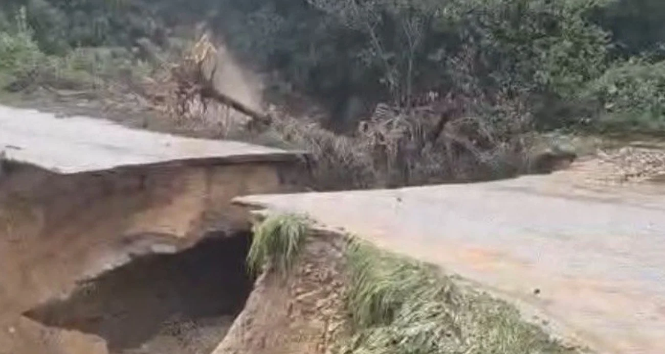 Mersin’de sağanak sele yol açtı: Yol çöktü, seralar zarar gördü