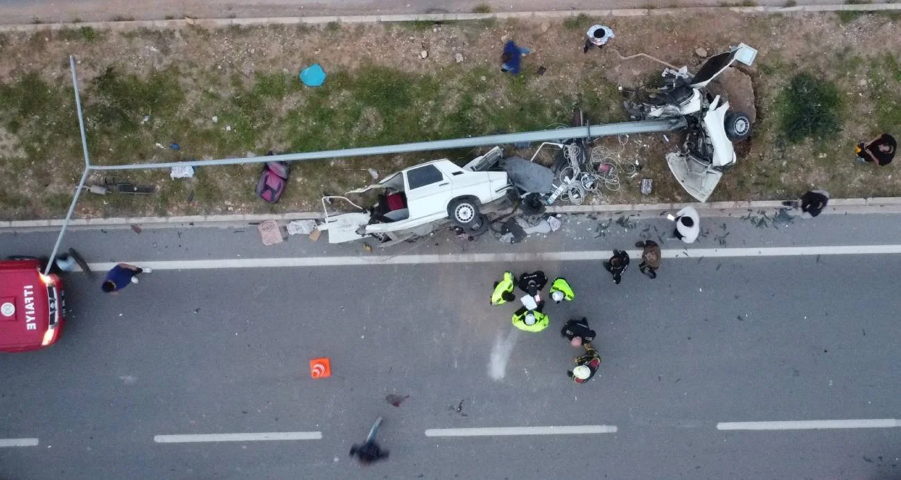 Mersin’de feci kaza: Otomobil ikiye bölündü, 4 kişi yaralandı