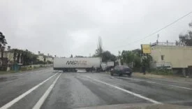 YAĞIŞLI HAVA KAZAYI GETİRDİ: KONTROLDEN ÇIKAN TIR KARŞI ŞERİDE GEÇTİ MERSİN'DEKİ TIR KAZASI KAMERAYA YANSIDI, YARALANAN SÜRÜCÜ HASTANEYE KALDIRILDI