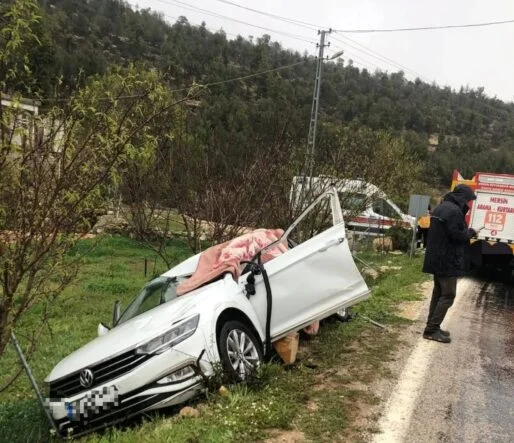 MERSİN'DE OTOMOBİL İLE TIR ÇARPIŞTI: 1 ÖLÜ, 2 YARALI