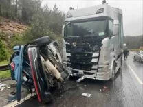 MALİYECİLER KAZA YAPTI: 1 ÖLÜ, 5 YARALI TARSUS'TA 3 ARACIN KARIŞTIĞI KAZADA 1 KİŞİ HAYATINI KAYBETTİ, 5 KİŞİ YARALANDI