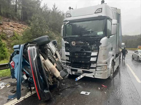 MALİYECİLER KAZA YAPTI: 1 ÖLÜ, 5 YARALI TARSUS'TA 3 ARACIN KARIŞTIĞI KAZADA 1 KİŞİ HAYATINI KAYBETTİ, 5 KİŞİ YARALANDI
