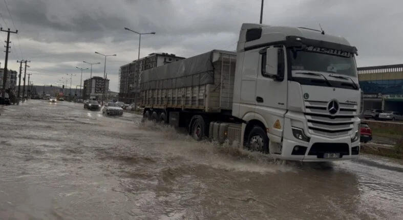 Ergani’yi sağanak vurdu, yollar göle döndü