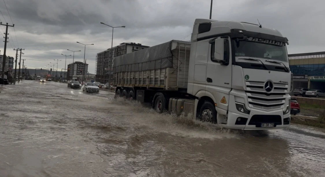 Ergani’yi sağanak vurdu, yollar göle döndü