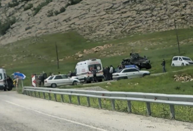 DİYARBAKIR'DA MEZUNİYET KUTLAMASINA GİDEN ÖĞRENCİLER KAZA YAPTI: 6 YARALI