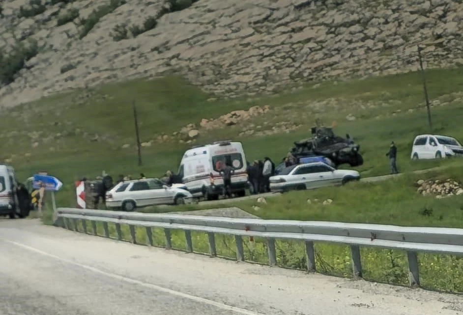 Diyarbakır’da mezuniyet kutlamasına giden öğrenciler kaza yaptı: 6 yaralı