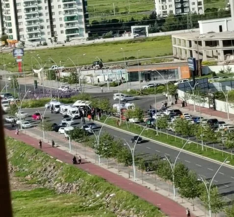 DİYARBAKIR'DA ŞEHİR İÇİ MİNİBÜS İLE OTOMOBİL ÇARPIŞTI: 5 YARALI