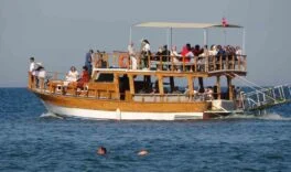 GÜNEŞİ GÖREN DENİZE GİRDİ: HAVALAR ISINDI, TURİZM SEZONU BAŞLIYOR HAVA SICAKLIKLARININ ARTMASI VE YAĞIŞLI HAVANIN GERİDE KALMASIYLA BİRLİKTE MERSİN’İN GÖZDE TATİL MERKEZİ KIZKALESİ'NE GELEREK DENİZE GİRENLER DİKKAT ÇEKTİ UNESCO DÜNYA MİRASI GEÇİCİ LİSTESİ'NDEKİ KIZKALESİ BAŞTA OLMAK ÜZERE DİĞER SAHİLLERDE  KURBAN BAYRAMI İLE BİRLİKTE SEZONU AÇACAK OLAN TURİZMCİLER HAZIRLIKLARINI TAMAMLADI