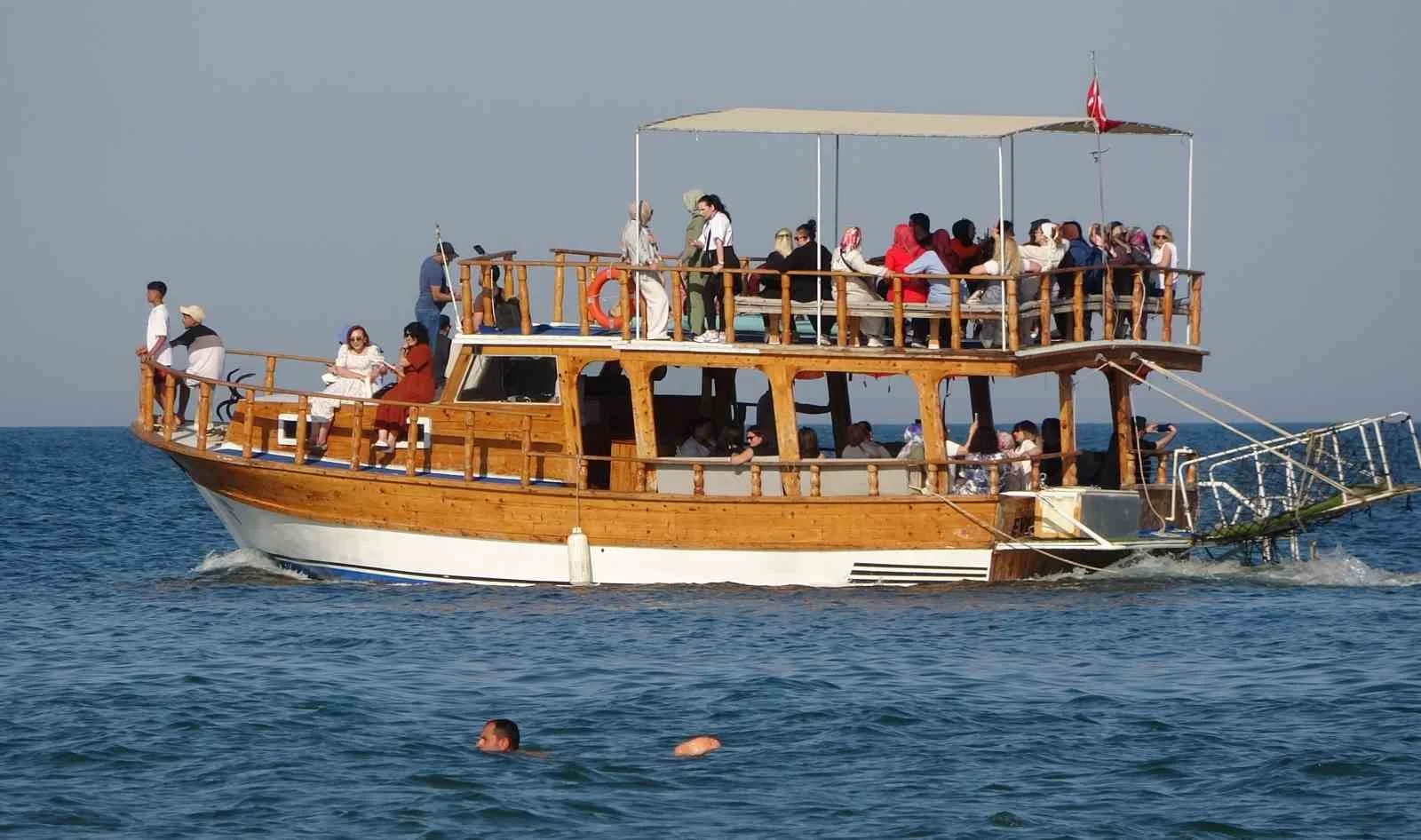 Güneşi gören denize girdi