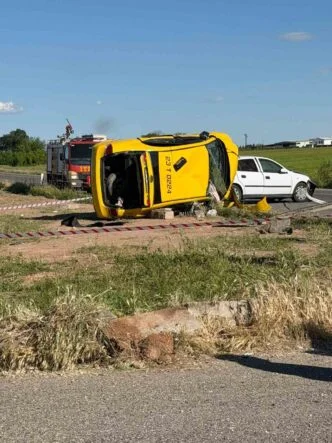 DİYARBAKIR'DA İKİ OTOMOBİL ÇARPIŞTI: 6 YARALI