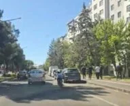 UZANARAK MOTOSİKLET KULLANDI, HEM KENDİ HEM BAŞKALARININ CANINI HİÇE SAYDI MOTOSİKLETLE ŞEHİR İÇİNDEKİ TEHLİKELİ YOLCULUK KAMERAYA YANSIDI