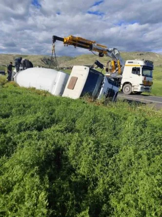 BETON MİKSERİ DEVRİLDİ: 1 YARALI