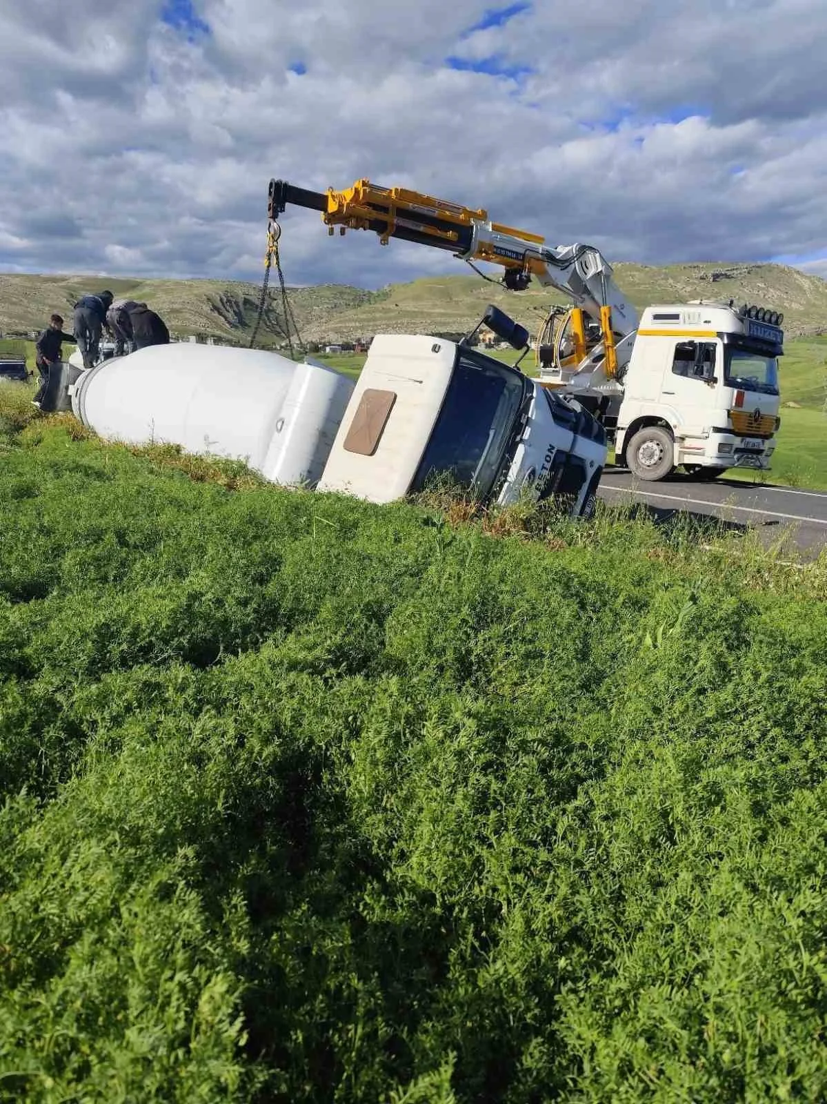 Beton mikseri devrildi: 1 yaralı