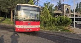 FRENİ PATLAYAN HALK OTOBÜSÜ REFÜJDE DURDU