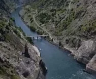 KARAKAYA BARAJINDA SU TAHLİYESİ NEDENİ İLE KÖPRÜ TRAFİĞE KAPATILDI