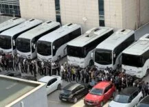 26 MİLYARLIK YASA DIŞI BAHİS OPERASYONUNDA 103 ŞÜPHELİ ADLİYEYE SEVK EDİLDİ EMNİYETTE İFADE İŞLEMLERİ TAMAMLANAN ŞÜPHELİLERDEN 103'Ü BUGÜN TARSUS ADLİYESİ'NE GETİRİLİRKEN, GAZETECİLERİN GÖRÜNTÜ ALMAK İÇİN ADLİYE BAHÇESİNE GİRMESİNE İZİN VERİLMEDİ
